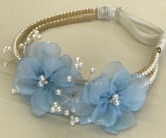 Foto tiara com flores azul, manta de strass e pérolas