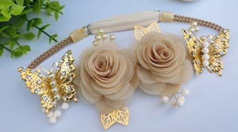 Tiara dourada com rosas e borboletas